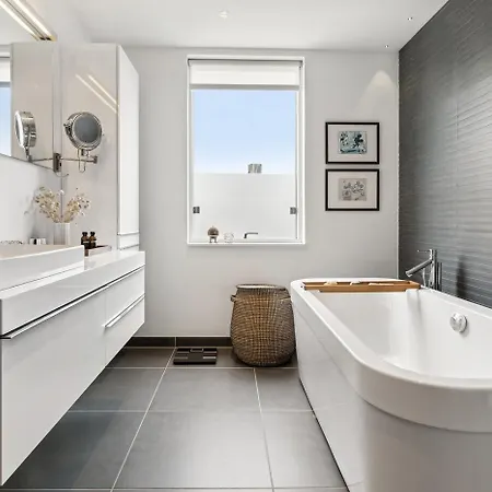 Lejlighed I Penthouse Med Fire Terrasser Balkoner Og En Fantastisk Udsigt Over Havn